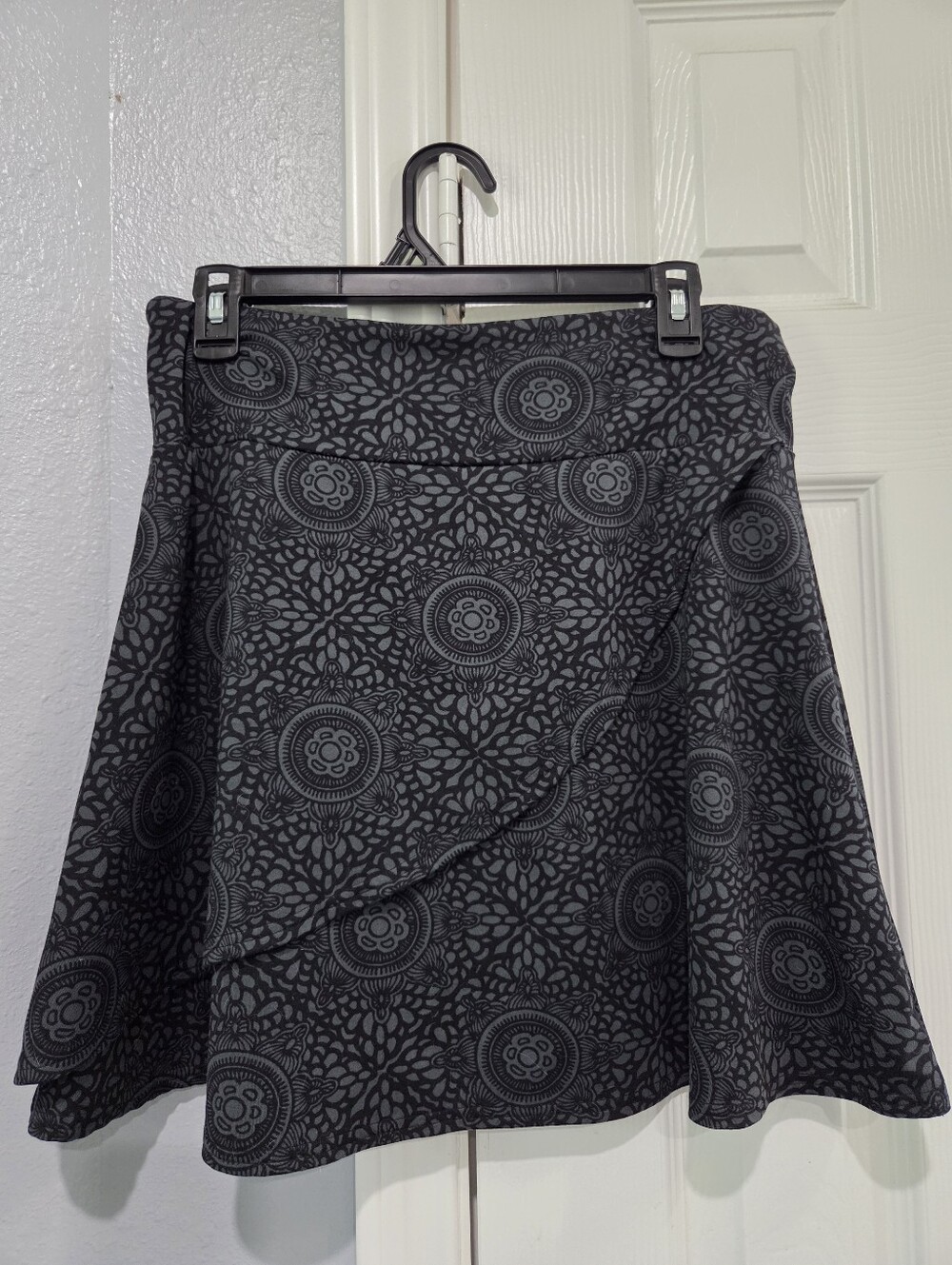 Size M Black Patterned Women's Skirt